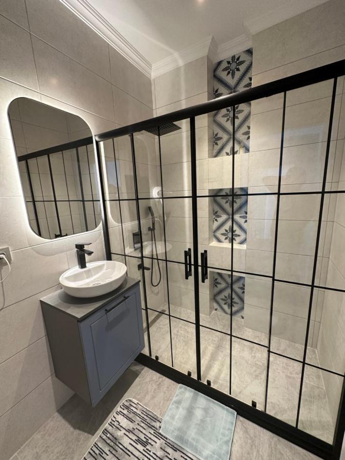 Center Of City In Besiktas 2 Plus 1 With 2 Bathroom And 3 Air Conditioner Estambul Exterior foto