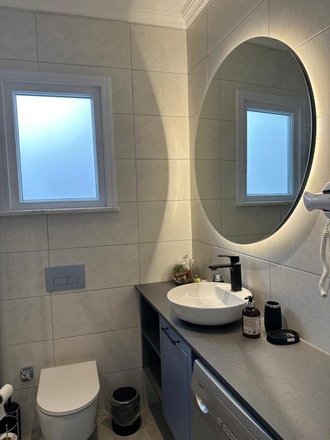 Center Of City In Besiktas 2 Plus 1 With 2 Bathroom And 3 Air Conditioner Estambul Exterior foto